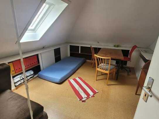 550 € - 20 m² - 2.0 Zi. Dachgeschoss 2 Zimmer durch Hausflur getrennt mit Dusche+Kochgelegenheit.