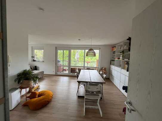 Stilvolle, sanierte 3-Zimmer-Wohnung mit Balkon und Garagenparkplatz in Stuttgart