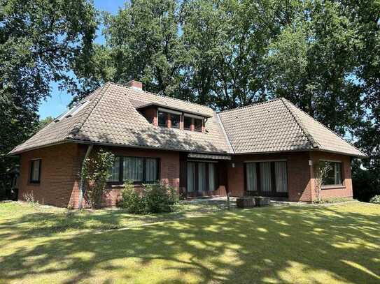 Einfamilienhaus mit Garage und einem großen, sehr schön gelegenen Grundstück in Deutsch Evern !