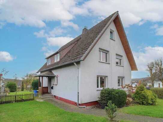 Gestaltbares Zweifamilienhaus mit Garten, Garage und Top-Potenzial in Bad Driburg