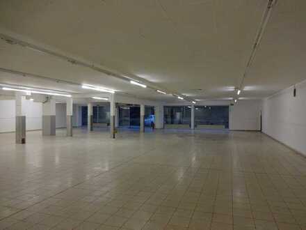 Halle mit Schaufensterfront im Zentrum von Faßberg