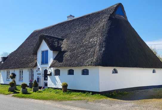 hyggelige Reetdachkate mit Fernwärme 
auf großem Grundstück 
in der Nähe zur Eider und Nordsee