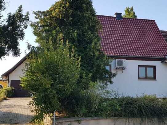 Einfamilienhaus mit Keller, Garage und großem Grundstück zur Miete!