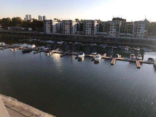 Exklusive 4-Zimmer-Wohnung mit 2 Südbalkonen, Einbauküche, Blick auf die Marina in Mainz