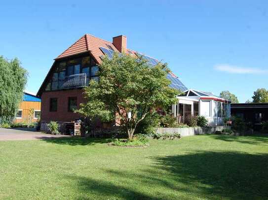 Ein-/Zweifamilienhaus in naturnaher Lage mit Gewerbehalle