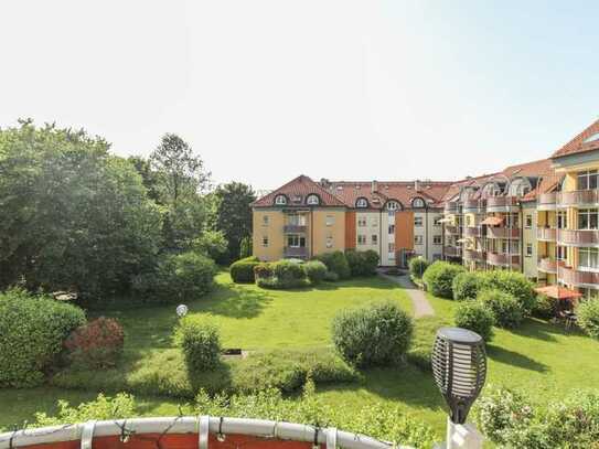 Grüne Insel in Rosenheim-Stadt: 3-Zimmer-Wohnung mit Balkon und Duplexstellplatz