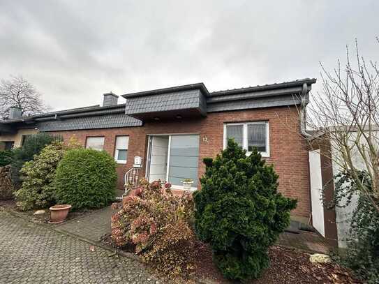 Walmdachbungalow mit 4 Zimmern, Terrasse, Garten und Garage in guter Lage von Quadrat-Ichendorf