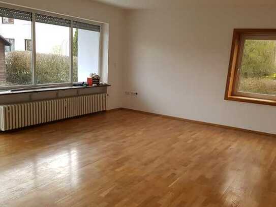 Großzügige, helle 4-Zimmer Wohnung mit Terrasse u. Garten in Höchberg