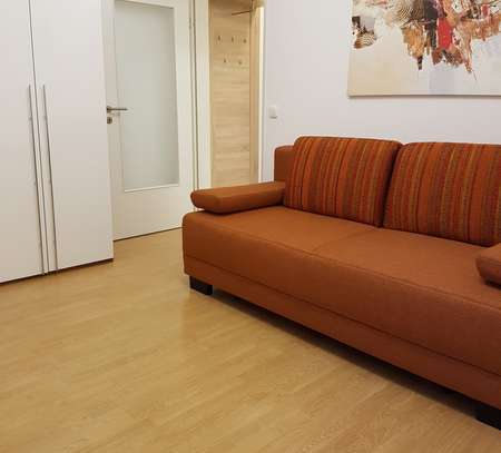 Neu und modern möblierte 1-Zimmer-Wohnung mit kleinem Balkon und EBK in Rosenheim