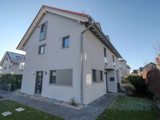 Moderne 4 Zimmer Doppelhaushälfte mit Balkon in Grasbrunn