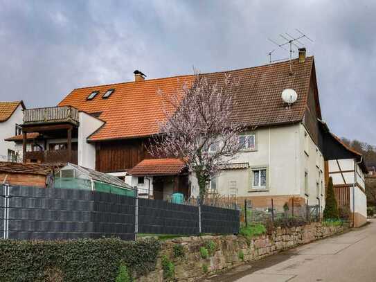 Denkmalgeschütztes halbes, kleines Bauernhaus. Ursprünglich n. badischem Stockwerkseigentum geteilt