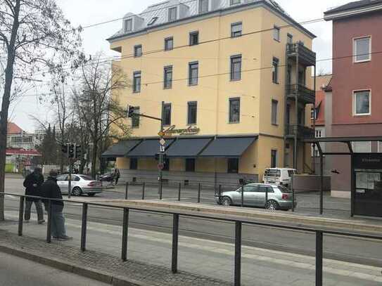 Sonnige, gepflegte 2-Zimmer-Wohnung mit Einbauküche in Augsburg