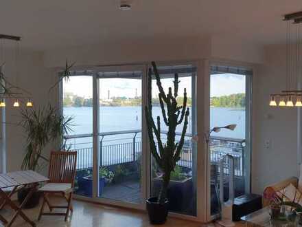 Sonnige 2,5-Zimmer-Wohnung direkt am Wasser, großer Balkon, EBK