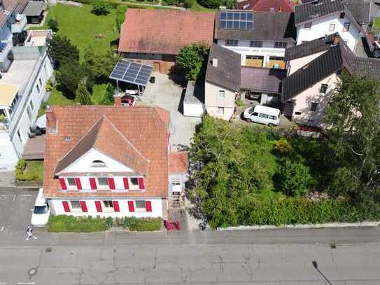 Viel Platz zum Wohnen und Wohlfühlen - Schöner Altbau zentral gelegen!