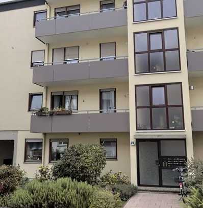 Vollständig renovierte Wohnung mit drei Zimmern sowie Balkon und EBK in Neustadt