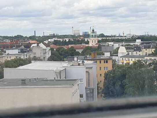 Exklusive, geräumige 1-Zimmer-Wohnung mit Balkon und EBK in Berlin