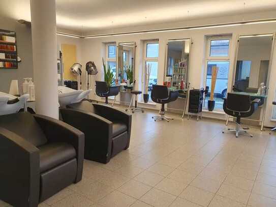 Wir haben den Mieter - Sie das Geld: Friseursalon mit Haus und Wohnung zu verkaufen (6% Rendite)