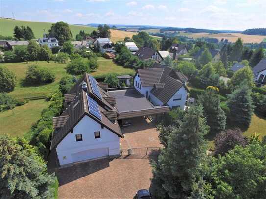 Zweifamilienhaus mit Schwimmbad und Nebengebäude in Oelsnitz/Vogtland