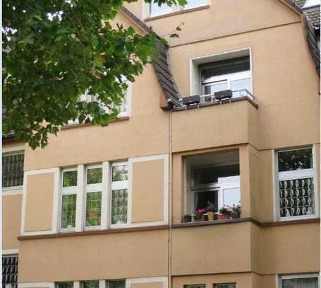 Rüttenscheid, Altbau, hohe Decken, 4-Zimmer-Wohnung mit Balkon in Essen