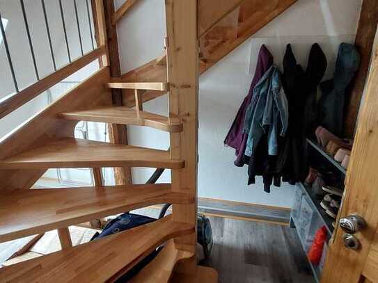 Helle 2,5-Zimmer DG-Wohnung mit Einbauküche