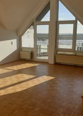 Stilvolle, helle, geräumige 2,5 -Zimmer-Dachwohnung Ortsrandlage mit unverbaubarem Blick