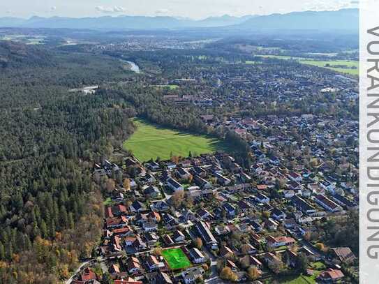 VORANKÜNDIGUNG - Dreispänner mit Zwerchgiebel, Einzelgarage und Carport in exklusiver Lage