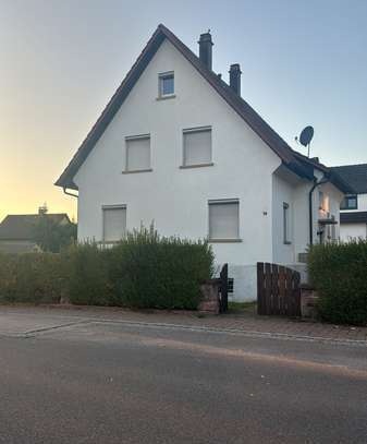 Gepflegtes Haus mit sechs Zimmern und EBK in Erlenbach