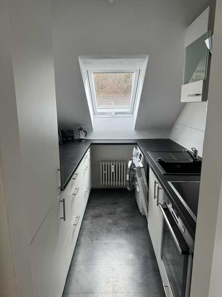 Möblierte 2-Zimmer-Dachgeschosswohnung mit EBK in Stuttgart-Feuerbach