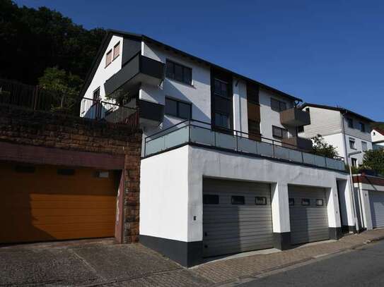 Sonnige, ruhig gelegene Dachgeschosswohnung mit großer Terrasse und Gartenhaus