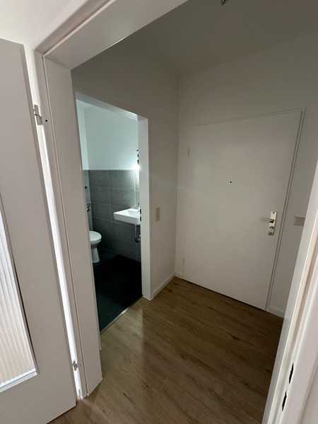 renovierte helle 4,5 Zimmer Wohnung mit neuem Bad und Balkon