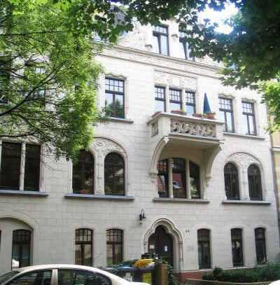 Schöne 2-Zi.-DG-WE mit Parkett, gr. Wohnküche, Wanne und Dusche in der südlichen Innenstadt