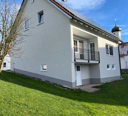 Neu renoviertes Einfamilienhaus mit Doppelgarage und Garten