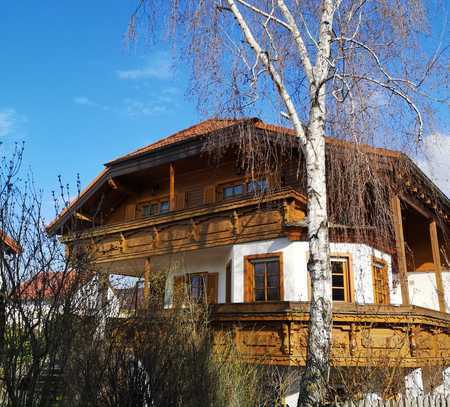 Sonnenüberflutete Terrasse und Garten lädt Freunde ein