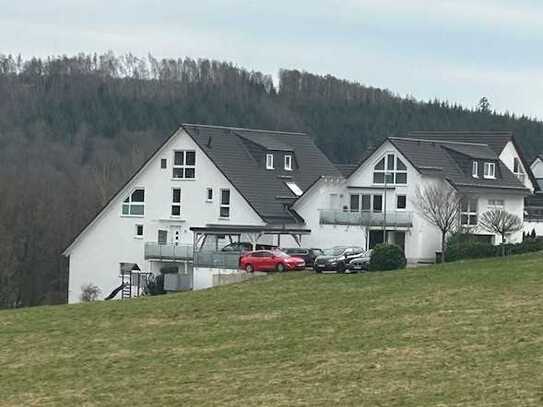 Neuwertige, energieeffiziente 4-Zimmer-Maisonette-Wohnung mit Balkon und EBK in Siegen zentral+ruhig