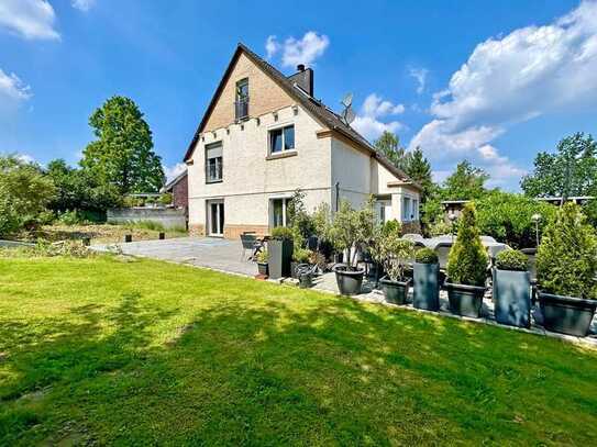 Modernes Zweifamilienhaus mit schönem Garten