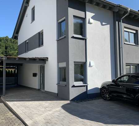 Neuwertige 3-Zimmer-Wohnung mit Balkon und Einbauküche in Kirn