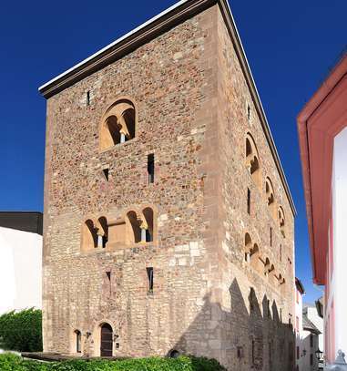 Haus zum Stein: Exklusives Wohnen in historischem Stadthaus mit einzigartigem Charme