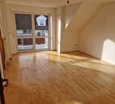 helle, freundliche DG-Wohnung incl. EBK und Tiefgaragenstellplatz