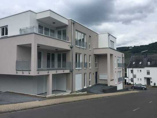 Neuwertige Wohnung mit drei Zimmern sowie Balkon und Einbauküche