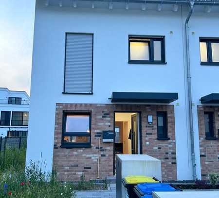 PIONEER PARK HANAU: Neuwertiges Haus mit 6-Zimmer, Möblierung, Terrasse, Garten und 1 Stellplatz!