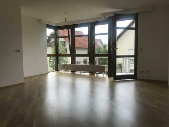 Zentral gelegene 4-Zimmer-Wohnung mit Balkon, Einbauküche und Garage