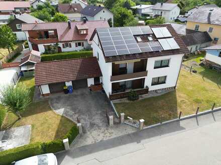 Zweifamilienhaus mit Einliegerwohnung, 2 Garagen und schönem Garten
