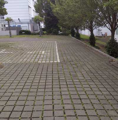 Schmaler Außenstellplatz hinter Bürogebäude