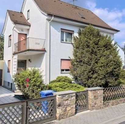 Kompaktes Zweifamilienhaus mit Garage, Terrasse, Balkon & Garten in schöner Lage von Groß-Gerau