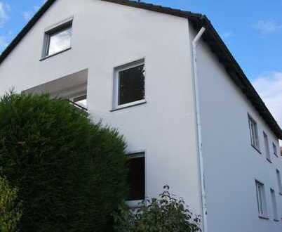 Haus mit 3 großzügig geschnittenen Wohnungen und Garagen