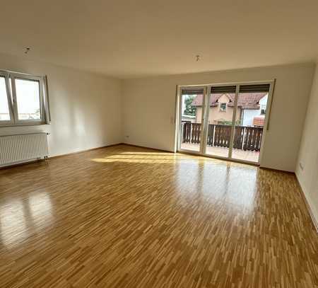 Helle, großzügige 3-Zimmer Wohnung, EBK, Balkon, 2 Stellplätze, Keller