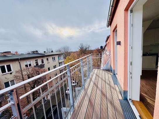 VIEWING: FIRST MOVE ROOFTOP APARTMENT WITH FITTED KITCHEN, TERRACE - 150 M TO RIVER SPREE!