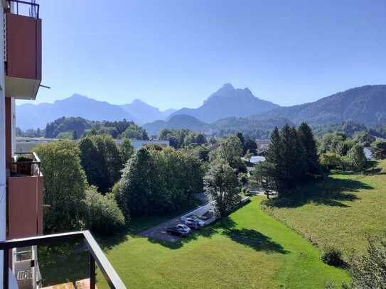 Geschmackvolle 4-Raum-Wohnung mit Balkon, Panoramablick auf die Alpen und Einbauküche in Füssen