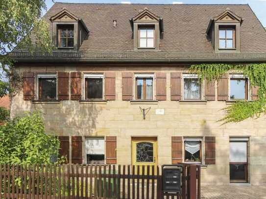 Familienidyll: Sanierungsbedürftiges Einfamilienhaus mit Einliegerwohnung, Garten und Carport