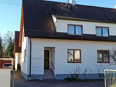Vielseitig verwendbare ,renovierte Doppelhaushälfte in schöner Wohnlage im Stadtgebiet von Augsburg